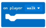 Blok kódu ze hry Minecraft Education Edition s příkazem "on player walk"