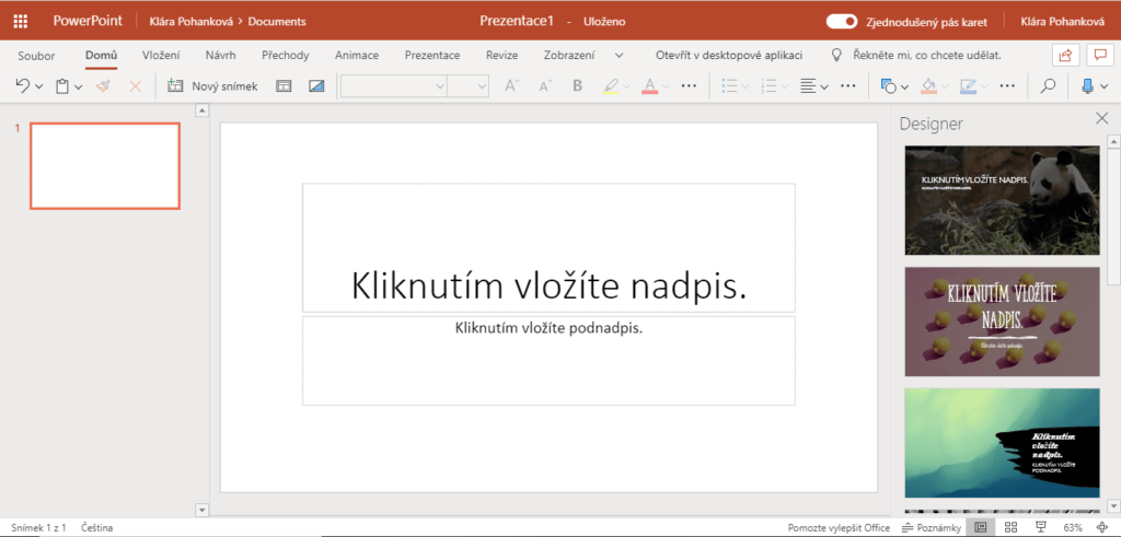 Snímek obrazovky ukazující funkci Designer v aplikaci PowerPoint.