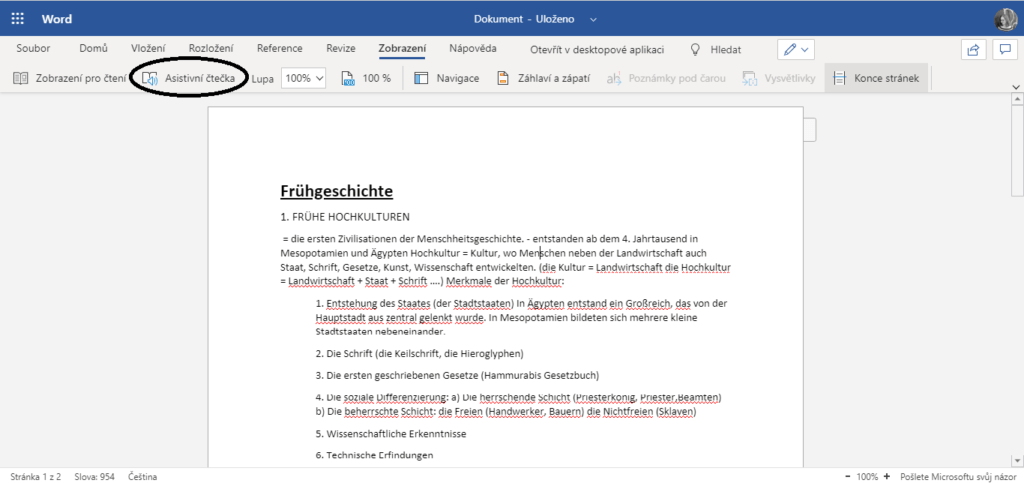 Snímek obrazovky ukazující, kde najít asistivní čtečku v aplikaci Word.