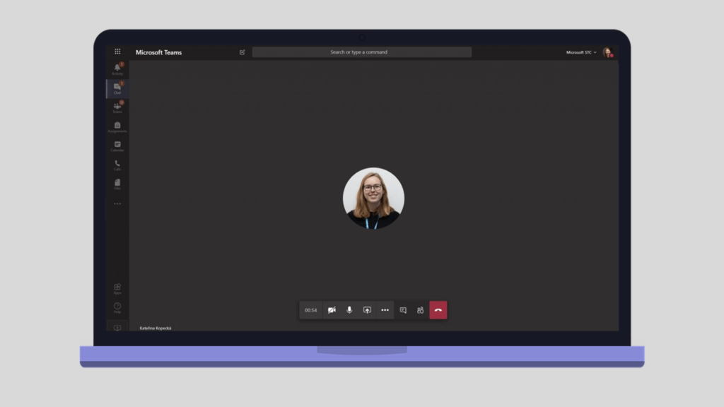 Na obrázku je snímek probíhajícího online hovoru v aplikaci Microsoft Teams.