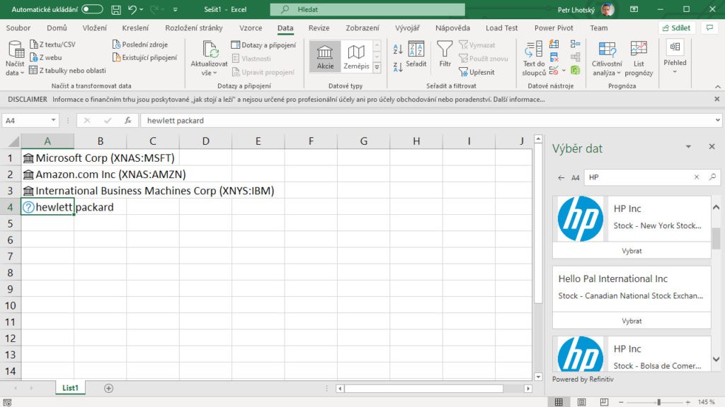 Na obrázku je snímek aplikace Excel, na kterém jsou předvedeny návrhy firem při převádění buněk na datový typ Akcie.