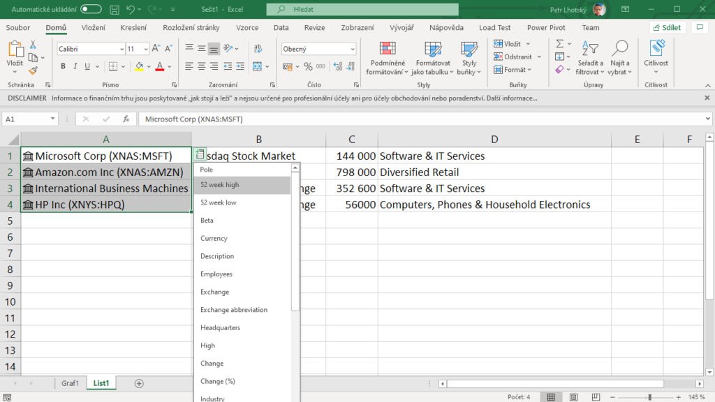 Na obrázku je snímek aplikace Excel, na kterém je předvedeno vkládání informací o firmě pomocí datového typu Akcie.