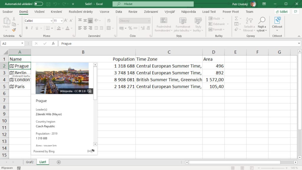 Na obrázku je snímek aplikace Excel, na kterém je předvedeno vkládání informací o městě pomocí datového typu Zeměpis.