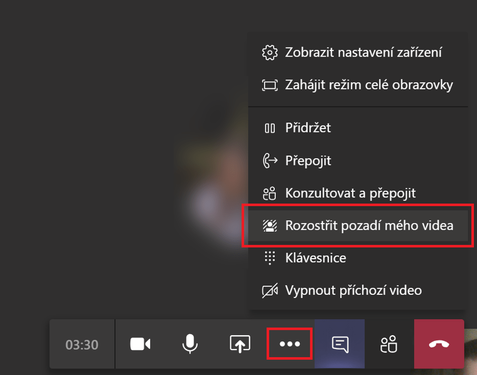 Na obrázku je snímek, jak rozmazat pozadí při hovoru v aplikaci Microsoft Teams.