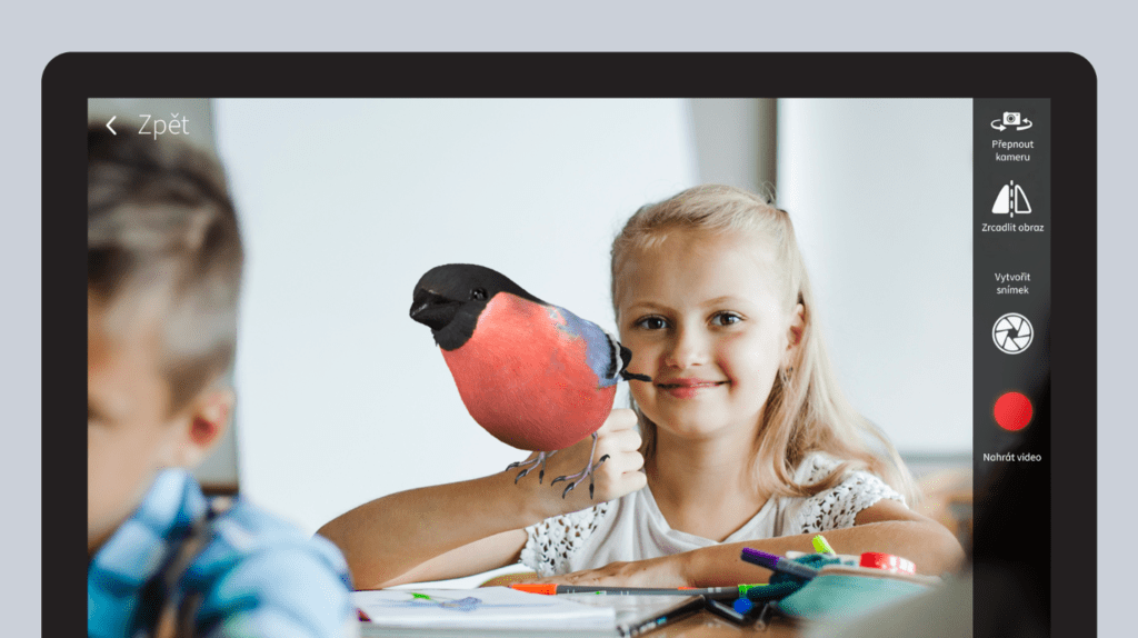 Na obrázku je jeden ze 3D modelů ptáka promítaného do hybridní reality.