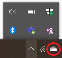 Na obrázku je snímek oznamovací oblasti hlavního panelu ve Windows 10 s označenou ikonou mraku, která představuje spuštěnou aplikaci OneDrive.