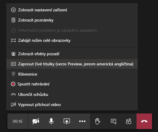 Na obrázku je aplikace Microsoft Teams se zvýrazněnou funkcí Zapnout živé titulky při hovoru.