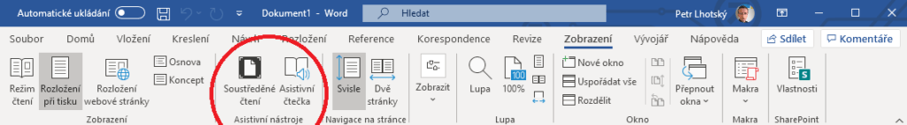 Na obrázku je aplikace Word se zvýrazněnými funkcemi Soustředěné čtení a Asistivní čtečka na kartě Zobrazení.
