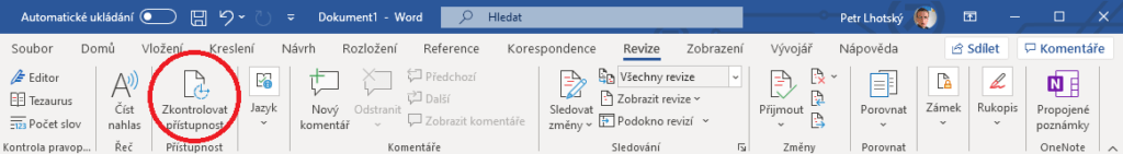 Na obrázku je aplikace Word se zvýrazněnou funkcí Zkontrolovat přístupnost na kartě Revize.