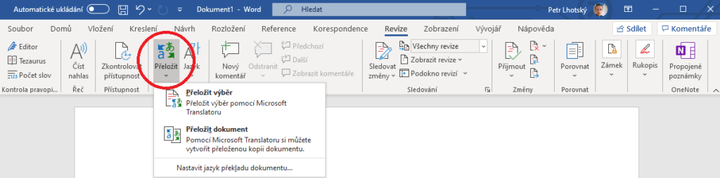 Na obrázku je aplikace Word se zvýrazněnou funkcí Přeložit na kartě Revize.
