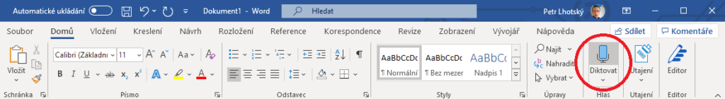 Na obrázku je aplikace Word se zvýrazněnou funkcí Diktovat na kartě Domů.