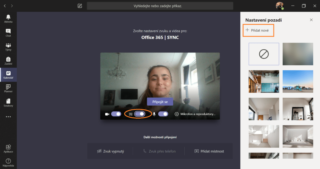 Na obrázku je předvedeno, jak změnit pozadí před vstupem na online schůzku v aplikaci Microsoft Teams.