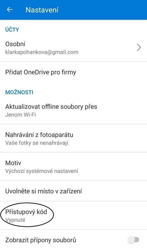 Na obrázku je snímek záložky Nastavení v mobilní aplikaci OneDrive se zvýrazněnou možností Přístupový kód.