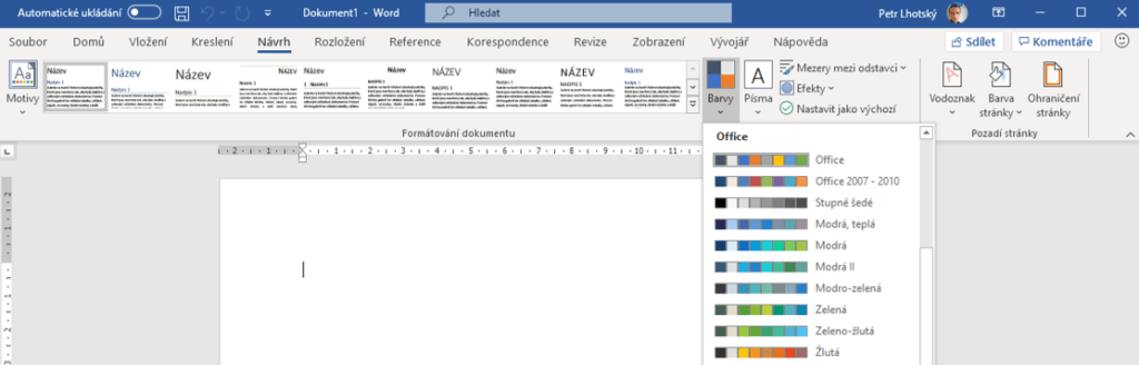 Na obrázku je snímek nabídek Formátování dokumentu, barev a písem ve Wordu.
