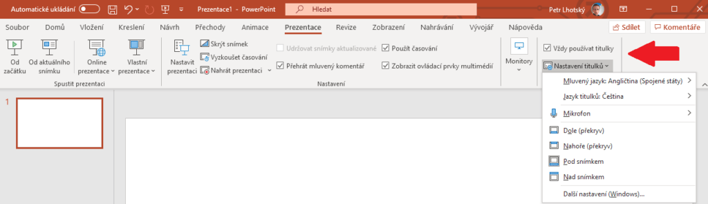Na obrázku je nastavení titulků v PowerPointu.