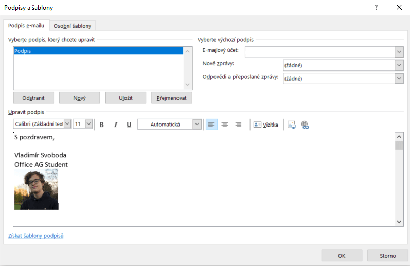 Screenshot z desktopové aplikace Outlook. Na obrázku je okno, ve kterém si nastavujete automatický podpis k e-mailovým zprávám. Vyberete si jaký e-mailový účet bude podpis mít a jak se bude jmenovat.