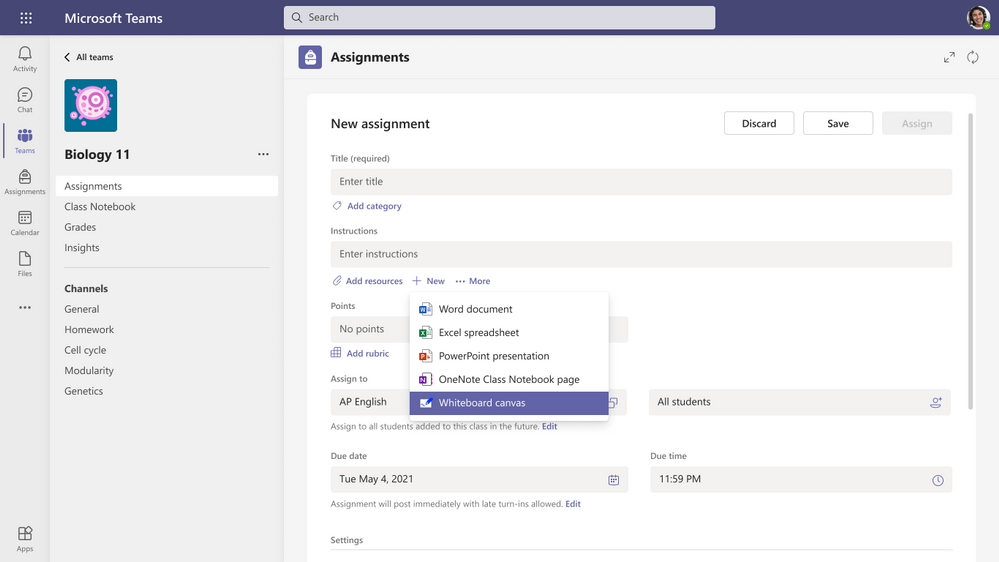 Na obrázku je prostředí vytváření úkolů v Microsoft Teams. Jakmile si tvůrce úkolu vybírá přidání nějakého materiálu, nově na něj vyskočí pro zvolení i ikonka Whiteboardu