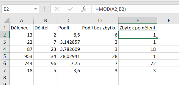 Na snímku jsou dva sloupce s hodnotami, jejich podíl, celočíselný podíl a zbytek po dělení.