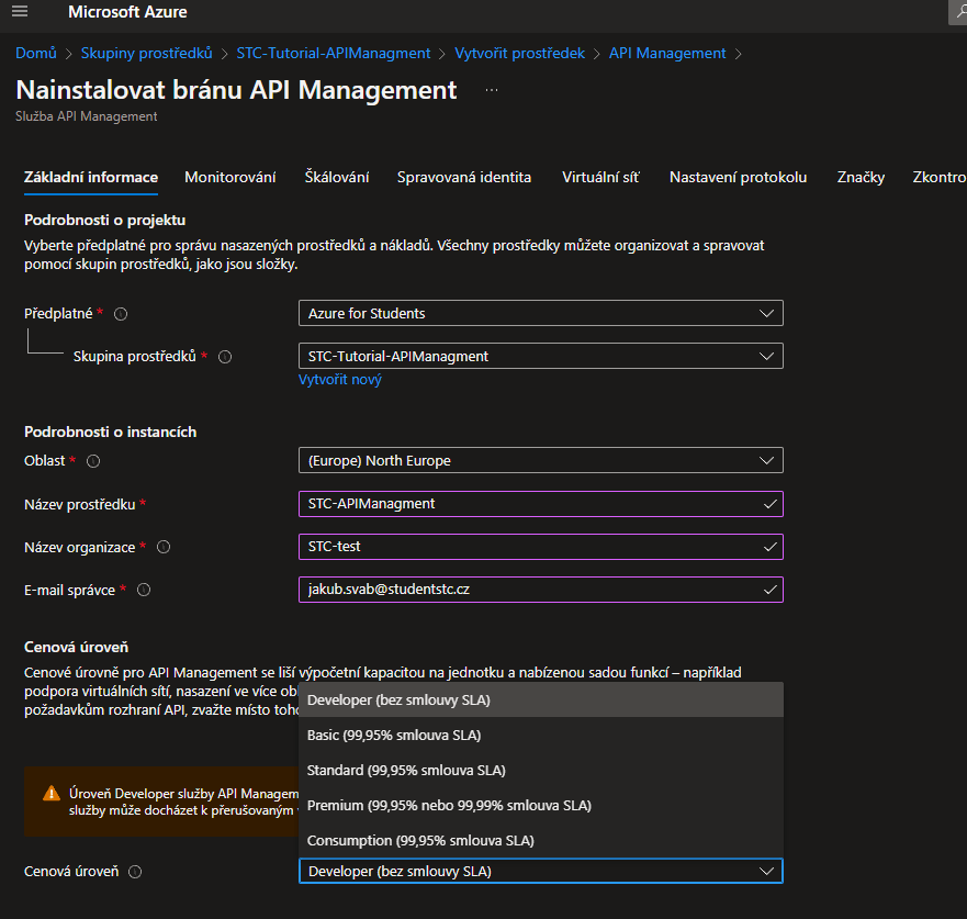 Screenshot z Azure portálu při nastavování API Managmentu.